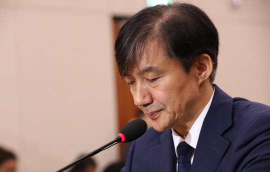 청문회 마친 조국  조국 법무부 장관 후보자가 6일 오후 서울 여의도 국회에서 인사청문회 종료를 앞두고 소회를 밝히던 중 눈을 감고 있다. 2019.9.7  사진 = 연합뉴스